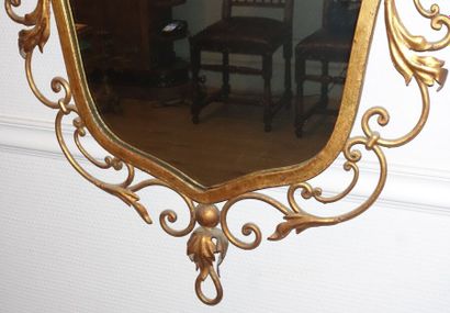 Miroir baroque en fer forgé doré de forme...
