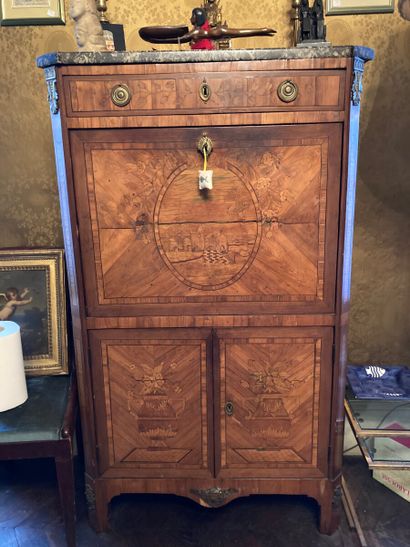 Secrétaire droit en marqueterie à décor d'un...