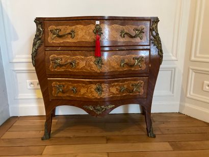 Commode bombée en marqueterie florale, ouvrant...
