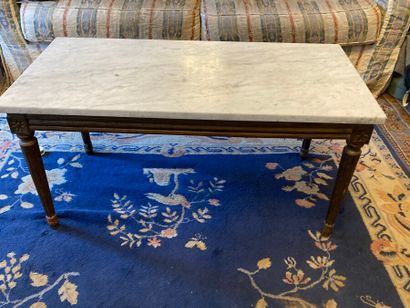 Table basse en bois anciennement doré sculpté...