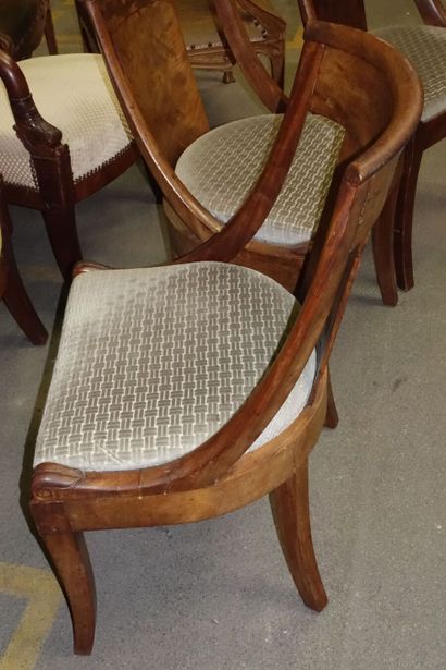 Six chaises gondoles, pieds sabres.

(Accidents,...