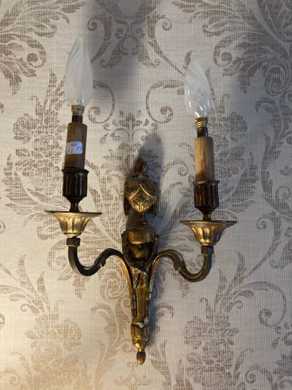 Paire d'appliques en métal doré à deux lumières...