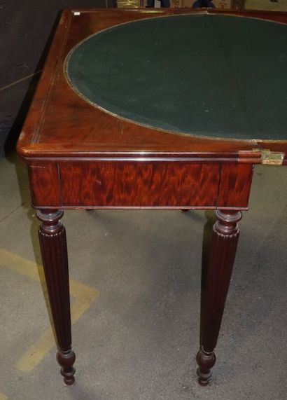 Table à jeu en bois de placage ouvrant par...