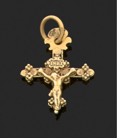 Cross pendant in engraved yellow gold.

18th...
