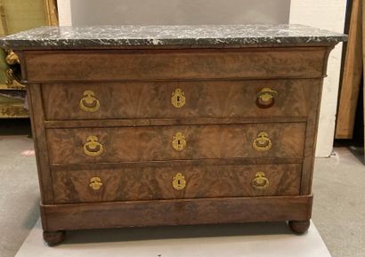 Commode en placage d'acajou flammé ouvrant...