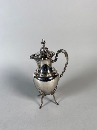 Quadripod coffee maker in silver plated metal.

(Detached...