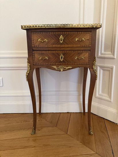 Petite table en marqueterie 