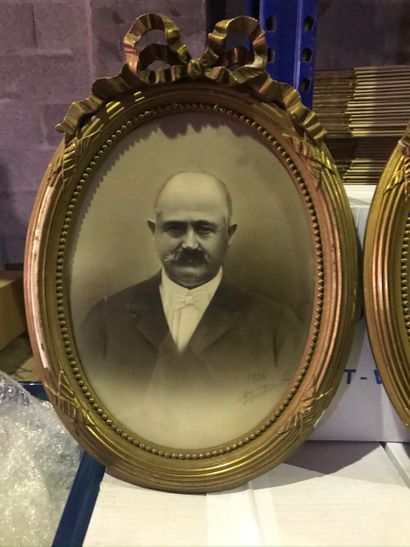 Pair of oval frames decorated with knots...