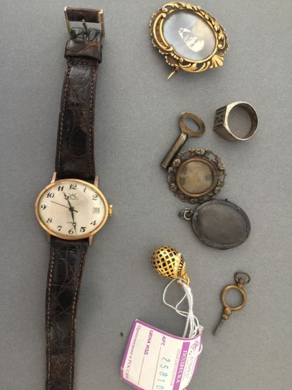 Set including two small frame brooches, a...