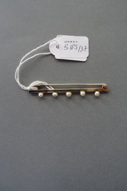 Brooch barrette in 18 K gold with five pearls.

Gross...