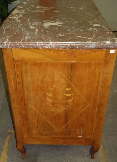 Commode à ressaut à trois rangs de tiroirs...