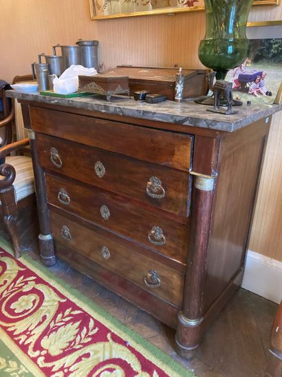 Commode en acajou et placage d'acajou ouvrant...