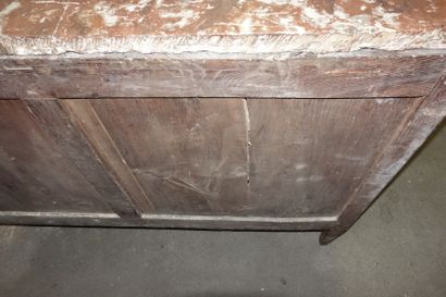 Commode à décor de marqueterie en frisage.

Ancien...