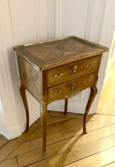 Petite table en marqueterie 