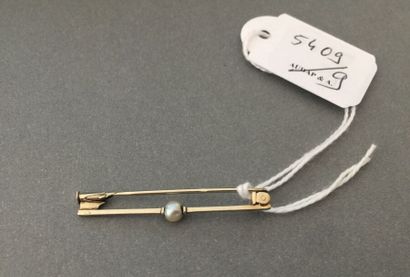 Gold brooch decorated with a pearl.

Gross...