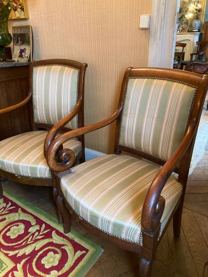 Paire de fauteuils en acajou et placage d'acajou...