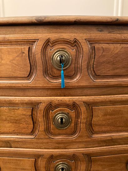 Commode en noyer mouluré, ouvrant par trois...
