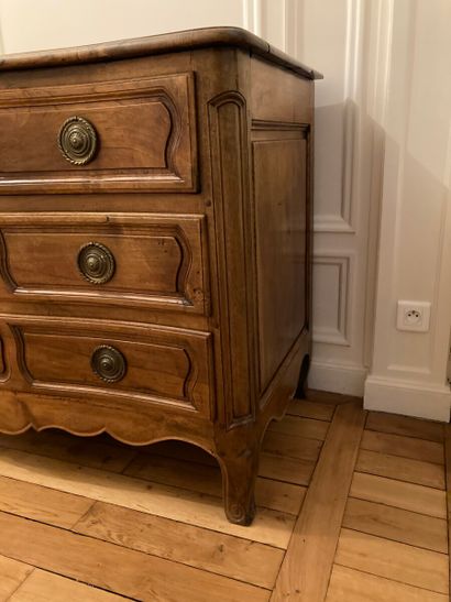 Commode en noyer mouluré, ouvrant par trois...