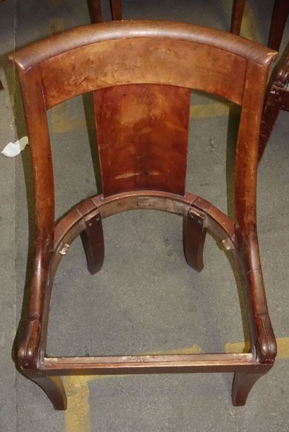 Six chaises gondoles, pieds sabres.

(Accidents,...