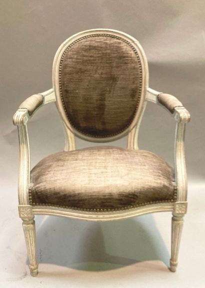 Réunion de quatre fauteuils cabriolet à dossier...