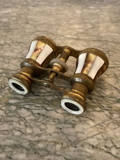 Opera glasses in mother-of-pearl and gilded...