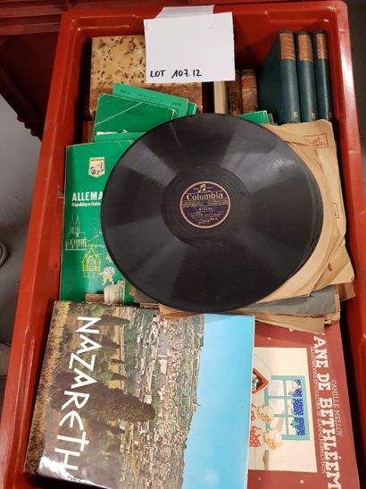 Fort lot de livres et de vinyls (manette...