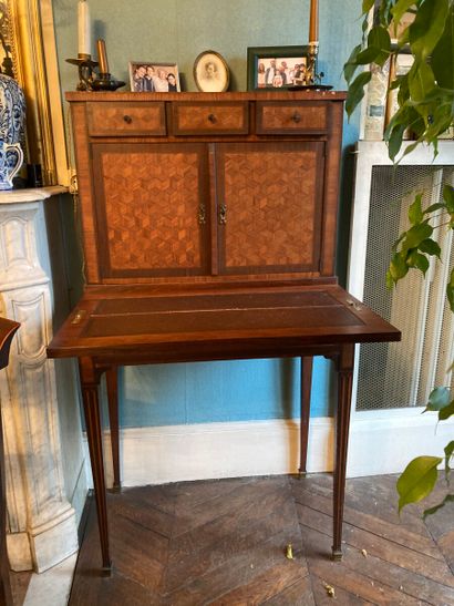 Bonheur du jour en marqueterie à décor de...