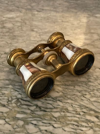 Opera glasses in mother-of-pearl and gilded...