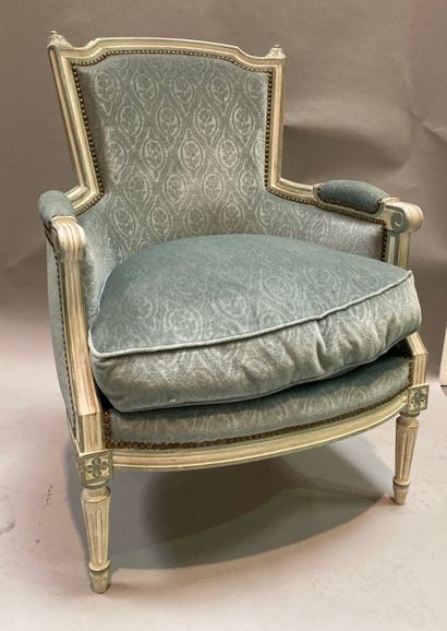Paire de bergères en bois laqué gris rechampi...
