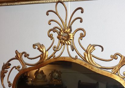 Miroir baroque en fer forgé doré de forme...