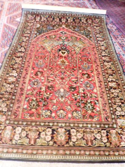 Tapis Ghoum en soie, centre de la Perse,...