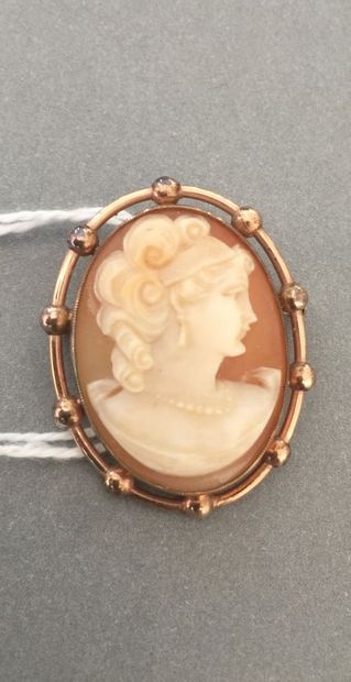 Oval brooch in gilded metal adorned with...
