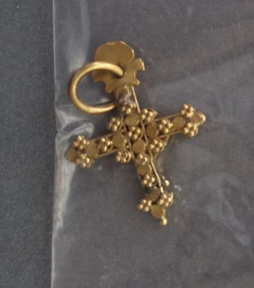 Cross pendant in engraved yellow gold.

18th...