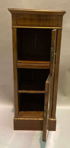 Petite table de chevet en acajou et placage...