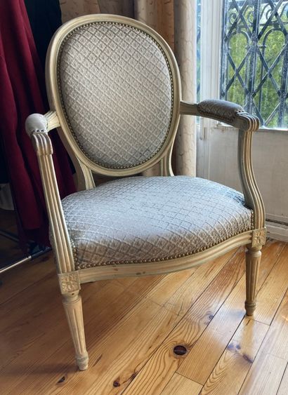 Réunion de quatre fauteuils cabriolet à dossier...