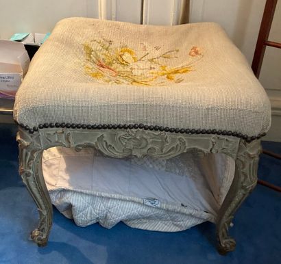 Tabouret en bois peint richement sculpté.

Ancien...