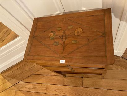 Petite table travailleuse ouvrant par un...