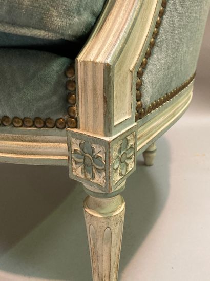 Paire de bergères en bois laqué gris rechampi...
