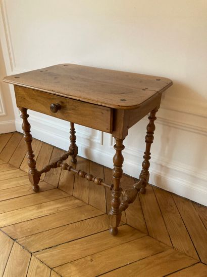 Table en noyer, ouvrant à un tiroir en ceinture,...