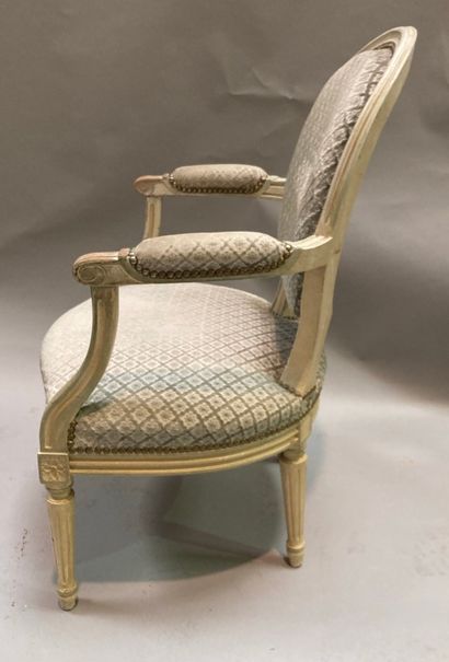 Réunion de quatre fauteuils cabriolet à dossier...