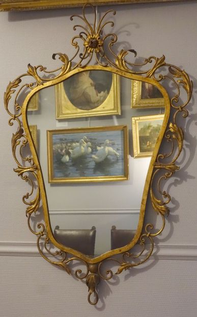 Miroir baroque en fer forgé doré de forme...