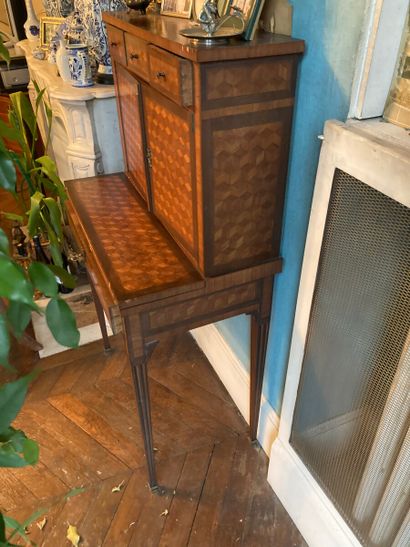 Bonheur du jour en marqueterie à décor de...