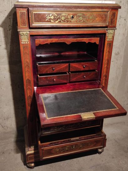 Secrétaire droit en marqueterie de frisage...