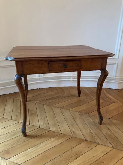 Table à jeu en noyer ouvrant à quatre tiroirs,...