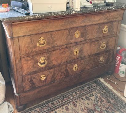 Commode en placage d'acajou flammé ouvrant...