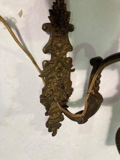Pair of stylish bronze sconces.

Top. : 23...