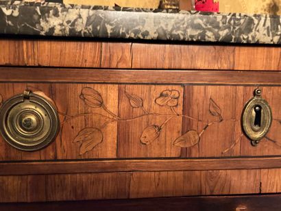 Secrétaire droit en marqueterie à décor d'un...