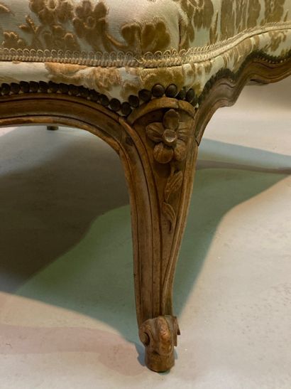 Grand tabouret rectangulaire en hêtre mouluré...