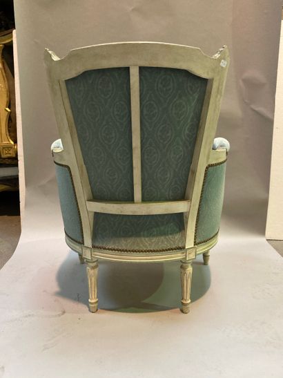 Paire de bergères en bois laqué gris rechampi...
