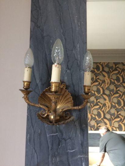 Suite de quatre appliques en bronze à décor...